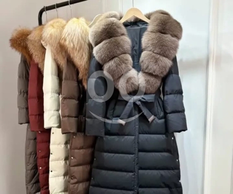 الملابس، الأحذية والزينة في جونيه - جاكيت "بافر" طويل وراقٍ بياقة فرو كثيفة | Elegant Long Puffer Coat with Plush Faux Fur Collar