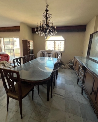 Dining room dans Dar al Tawlid - Full solid wood dining room