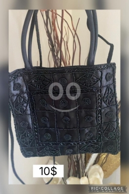 Vêtements, chaussures et accessoires dans Beyrouth - حقيبة ساتان سوداء أنيقة بتطريز يدوي فاخر | Elegant Black Satin Hand-Beaded Evening Bag