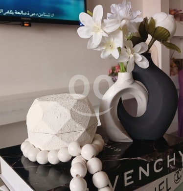 Autres biens dans Azmi - Monochrome Interlocking Vase