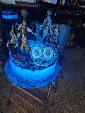 Antiques & Collectibles dans Beyrouth - مجسم فني يدوي لسفن قراصنة مضيئة | ديوراما بحرية بتأثير أمواج LED | تحفة ديكور فريدة