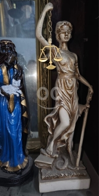 Antiques & Collectibles في مدينة بيروت - تمثال إلهة العدل (العدالة) الكلاسيكي | ريزين إيطالي حجم وسط مع ميزان نحاسي | ديكور مكتب محاماة