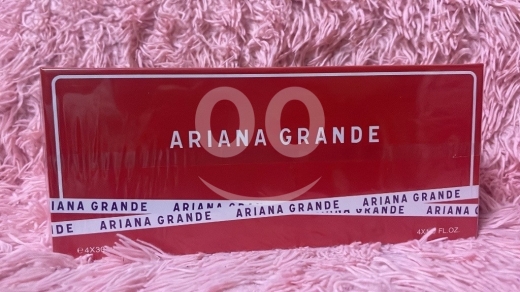 Santé & Beauté dans Tabbaneh - طقم عطور أريانا غراندي النسائي 4 قطع سعة 30 مل لكل واحدة | Ariana Grande 4-Piece Perfume Set for Wom