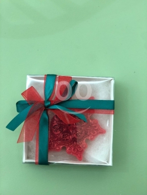 Health & Beauty in Ain Ab - شمعة معطرة حمراء بتصميم ندفة الثلج | Christmas Red Snowflake Scented Candle in Elegant Gift Box