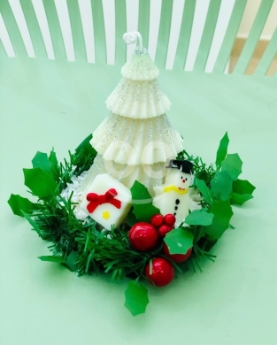 Health & Beauty in Ain Ab - شمعة شجرة عيد الميلاد المعطرة مع زينة احتفالية | Festive Christmas Tree Scented Candle Decor
