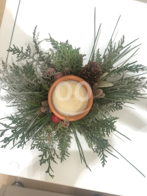 Santé & Beauté dans Ain Ab - شمعة معطرة مذهلة مزينة بأوراق الصنوبر الطبيعية | Elegant Scented Candle with Pine Wreath Decor