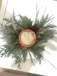 شمعة معطرة مذهلة مزينة بأوراق الصنوبر الطبيعية | Elegant Scented Candle with Pine Wreath Decor