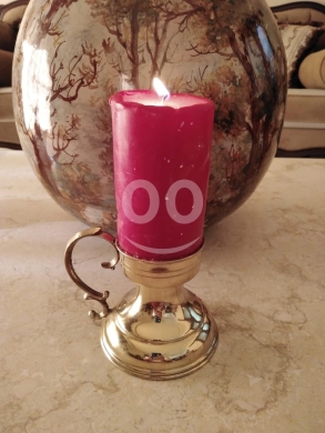 Antiques & Collectibles in Tripoli - شمعدان نحاس أوروبي أنتيك مع شمعة أصلية | Antique European Brass Candlestick with Candle