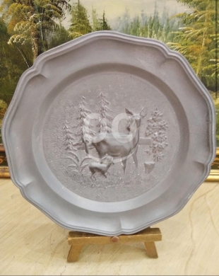 Antiques & Collectibles in Tripoli - صحن إيتان ألماني أنتيك تعليق رسم يدوي | Antique German Pewter Hanging Plate Hand Painted