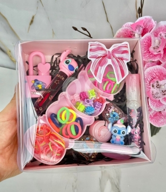 Baby & Kids Stuff in Zahleh - صندوق هدايا إكسسوارات ستيتش الوردي الرائع | Adorable Pink Stitch Accessories Gift Box for Girls