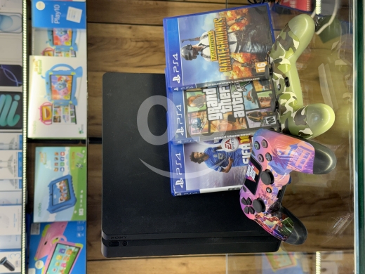Gaming Console & Accessories in Furn Al Chebak - بلايستيشن 4 سليم 500 جيجابايت مع يدتين تحكم | PS4 Slim 500GB with 2 Controllers & 3 Games