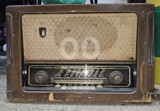 Antiques & Collectibles in Beirut City - Antique Wooden Radio (1920s Style) for Vintage Home Decor - Retro Aesthetic