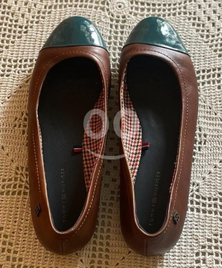 Clothes, Footwear & Accessories in Dahr el-Ain - Tommy Hilfiger Two-Tone Leather Ballet Flats | Cream & Teal Cap Toe Pumps - Size 39