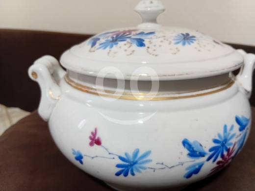 Antiques & Collectibles in Al Sharkiyeh - وعاء للشوربة قديم جدا من القرن التاسع عشر