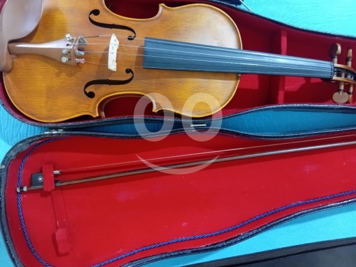 Antiques & Collectibles in Al Sharkiyeh - 4/4 violin europian hand made with box and arsheh
