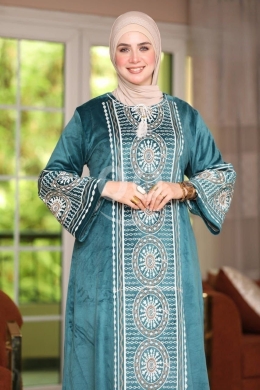 Vêtements, chaussures et accessoires dans Dawhet Aramoun - فستان قفطان مخمل فاخر بتطريز عمودي - أزياء شتوية محتشمة