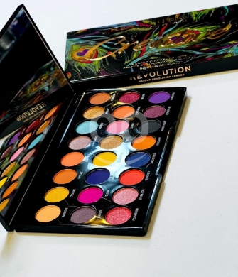 Autres biens dans Karsita - باليت ريفولوشن للألوان الجريئة والنيون | Revolution Bright & Bold Eyeshadow Palette High Pigment