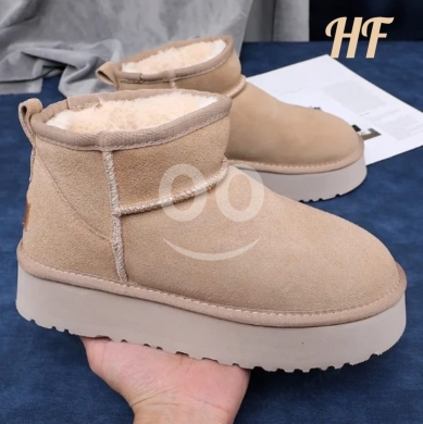 الملابس، الأحذية والزينة في Loussiya - Ugg