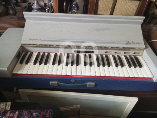 Antiques & Collectibles dans Beyrouth - أورغ ألماني كهربائي عتيق (Vintage German Organ) | آلة موسيقية كلاسيكية | سعر ممتاز