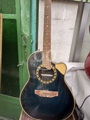 Antiques & Collectibles dans Beyrouth - غيتار أكوستيك وإلكتريك (Acoustic-Electric) | تصميم Cutaway أسود/أزرق | متعدد الاستخدامات