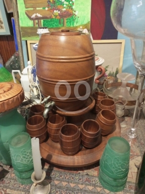 Antiques & Collectibles في مدينة بيروت - طقم برميل مشروب ضيافة خشبي (خمرية) مع حنفية وكاسات | قطعة ديكور ريفية عتيقة
