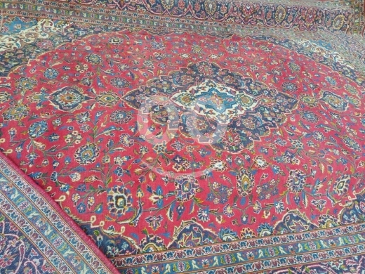 Antiques & Collectibles in Beirut City - سجادة عجمية (كاشان) شغل يدوي | مقاس كبير 3&times;4 متر | صوف أحمر أصيل وتصميم ميدالية تقليدي