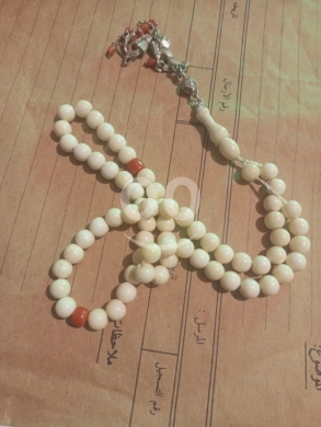 Antiques & Collectibles in Beirut City - سبحة عاج أصلية بلون كريمي مع خرز فواصل مرجانية وشرابة فضية