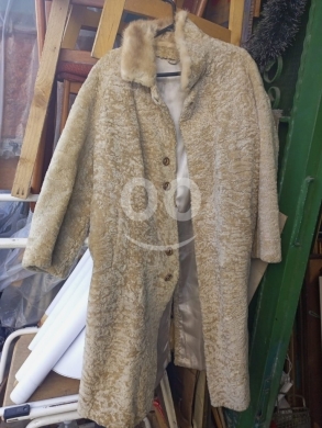 Antiques & Collectibles in Beirut City - معطف فرو كاركل عتيق فاخر (Astrakhan) | بيج طويل بياقة منك | مقاس متوسط/كبير