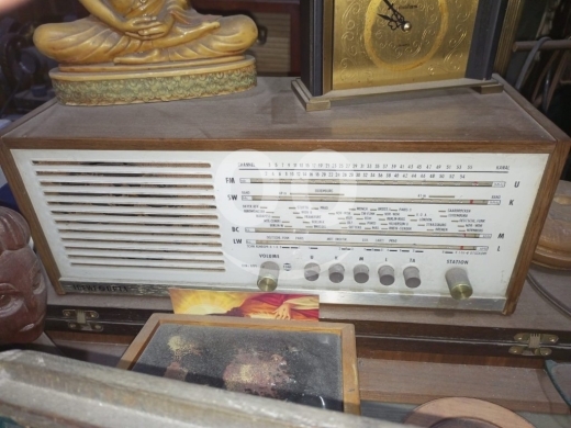 Antiques & Collectibles in Beirut City - راديو صمامات Vintage 1960s | تصميم أوروبي بألوان خشبية مميزة