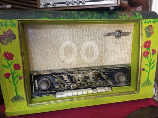 راديو قديم مُعاد تدويره (Upcycled) مزخرف بالورود والفراشات — 2