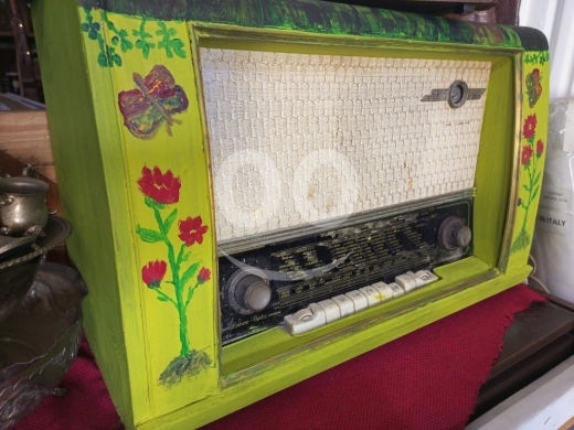 Antiques & Collectibles dans Beyrouth - راديو قديم مُعاد تدويره (Upcycled) مزخرف بالورود والفراشات