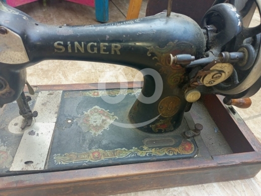 Antiques & Collectibles dans Beyrouth - ماكينة خياطة سنجر أثرية يدوية (SINGER) | تعمل كقطعة ديكور أو خياطة - 50$