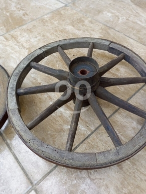Antiques & Collectibles dans Beyrouth - زوج من دواليب العربة الخشبية (حجم متوسط) | ديكور ريفي عتيق - 70$
