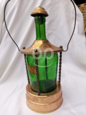 Antiques & Collectibles dans Beyrouth - قنينة ديكور على شكل فانوس نحاسي مع صندوق موسيقى (Music Box) - 35$