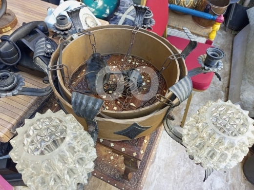Antiques & Collectibles dans Beyrouth - ثريا فورجيه انتيك مع خشب وكرستال (4 رؤوس) | ديكور ريفي صناعي - 150$