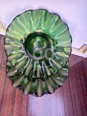 زوج من أطباق زجاج العنب (Grape Glass) لون أخضر زمردي | حافة متموجة - 50$ — 3
