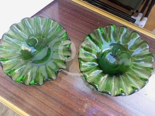زوج من أطباق زجاج العنب (Grape Glass) لون أخضر زمردي | حافة متموجة - 50$ — 2