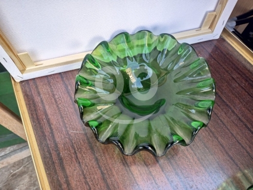 Antiques & Collectibles في مدينة بيروت - زوج من أطباق زجاج العنب (Grape Glass) لون أخضر زمردي | حافة متموجة - 50$