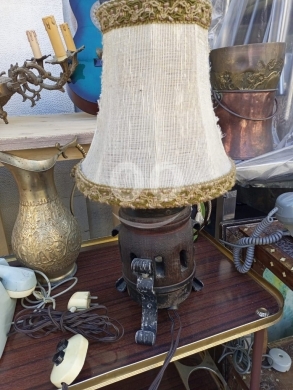 Antiques & Collectibles في مدينة بيروت - مصباح طاولة أنتيك (Vintage Lamp) بقاعدة معدنية مطروقة وغطاء من الخيش - 40$