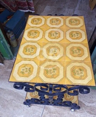 Antiques & Collectibles in Beirut City - عربة تقديم (ترولي) من الحديد المطروق (فورجيه) مع سطح قرميدي/بلاط - 75$