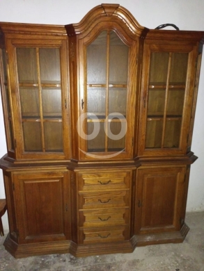 Antiques & Collectibles in Beirut City - خزانة عرض (فانرين) ألمانية أنتيك من خشب السنديان (Oak) | أبواب زجاجية - 500$