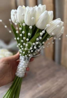 Autres biens dans Baalback - Elegant Pearl Tulip Bridal Bouquet