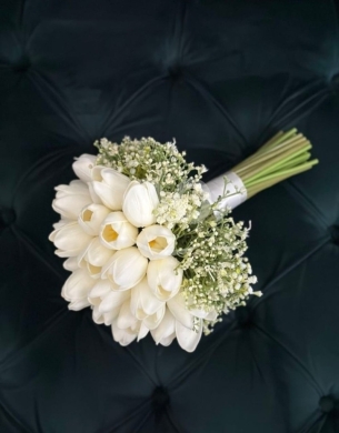 السلع الأخرى في بعلبك - Luxury White Tulip Bridal Bouquet on Velvet