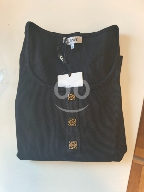 Vêtements, chaussures et accessoires dans Saïda - بلوزة نسائية أنيقة بياقة دائرية وتفاصيل ذهبية | Elegant Women&#039;s Round-Neck Top with Gold Detail