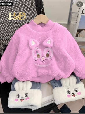 Baby & Kids Stuff in Beirut City - طقم بناتي شتوي كيوت (كنزة فرو وأذنين + بنطلون جينز فرو) - موديل روعة