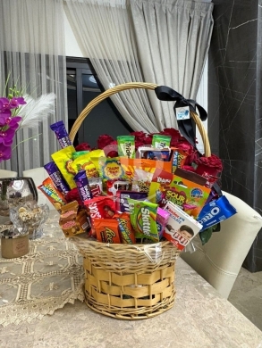 Other Goods in Taalabaya - Deluxe Chocolate & Candy Gift Basket with Red Roses | Ultimate Assortment Hamper