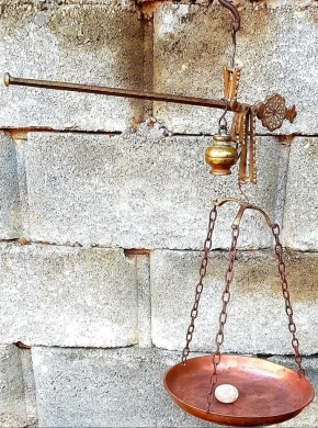 Antiques & Collectibles في البترون - Antique Brass Balance Scale for Sale - Vintage Hanging Style (Mizan Nahas)!