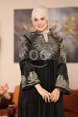 Clothes, Footwear & Accessories in Dawhet Aramoun - فستان سهرة مخملي فاخر عباية تطريز فخمة للمناسبات