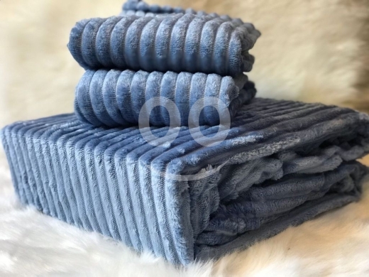 Bedroom in Aramoun - شرشف شتوي رزلان مخملي ناعم دافئ ومريح | Razlan Ultra-Soft Velvet Winter Bedding Set