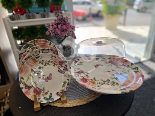 Other Goods in Aramoun - طقم تقديم سيراميك فاخر بنقشة زهور مع حامل كيك | Elegant Floral Ceramic Serving Set with Cake Stand